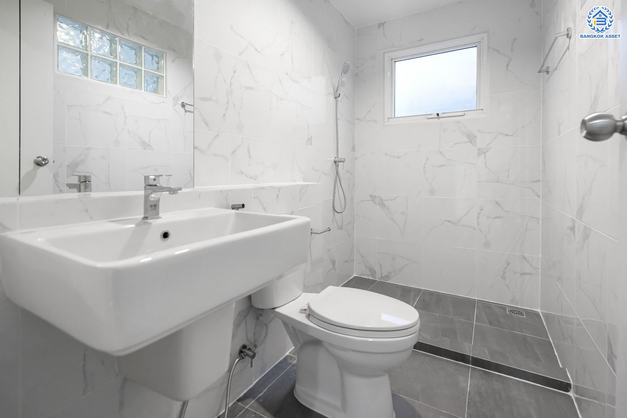 บ้านมือสองตกแต่งใหม่ แบรนด์ LH โครงการ มัณฑนา ราชพฤกษ์ หลังมุม เนื้อที่ 60.1 ตร.ว. ฟังก์ชัน 3 ห้องนอน 2 ห้องน้ำ จอดรถได้ 1 คัน พร้อมพื้นที่รอบบ้านกว้างขวาง Facilities ตอบโจทย์ทุกกิจกรรม! บนทำเลใกล้วงเวียนพระราม5 เซ็นทรัลเวสต์เกต และรถไฟฟ้า "สถานีบางรักน้อยท่าอิฐ"